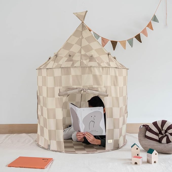 3 Sprouts Kids Play Tent - Sustainable Recycled Fabric β Fun Spacious Childs Playhouse for Indoor Games for Boys & Girls - Durable Fort Pop Up House for Toddlers & Children Age 3-10 - Checkered Beige