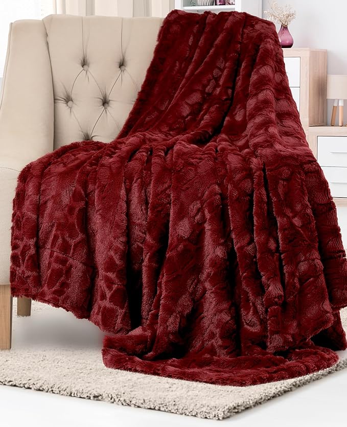Everlasting Comfort Soft & Comfortable Red Faux Fur Throw Blanket for Couch - (50"x65") Minky & Fluffy Fall Blankets & Throws, Plush Fuzzy Cover for Bed, Sofa & Living Room - Cozy Home Decor
