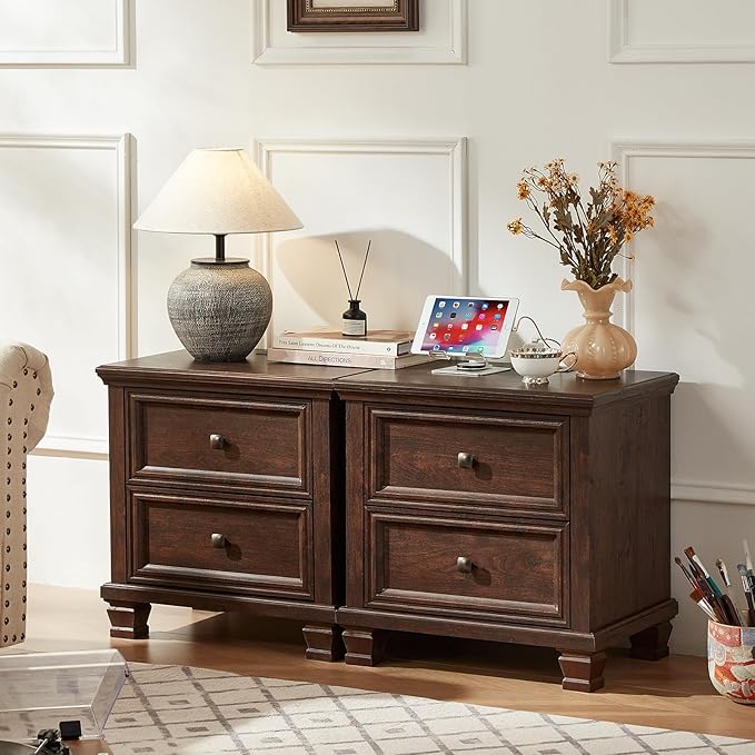 Farmhouse Nightstand with Charging Station, Rustic Low Night Stand with 2 Drawers, Mid-Century Modern End Table with 4 Square Solid Wood Legs, Small Dresser for Bedroom, Home, Walnut